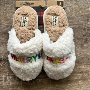 Dearfoam Womens Christmas Slippers. NWT.  Size S 5/6
